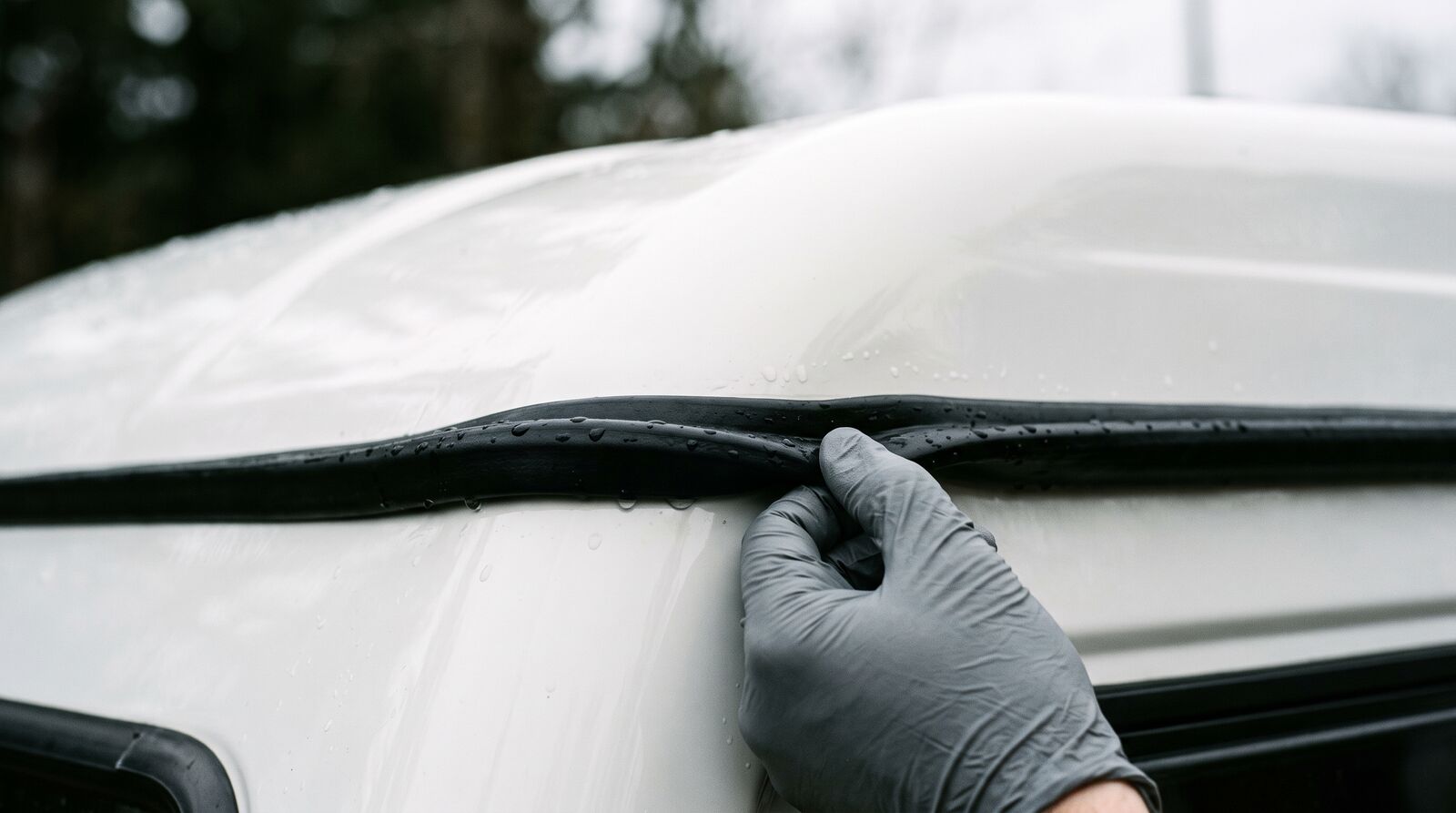 Nahaufnahme einer Fensterdichtung und Dachkante am Wohnmobil bei der Dichtigkeitsprüfung